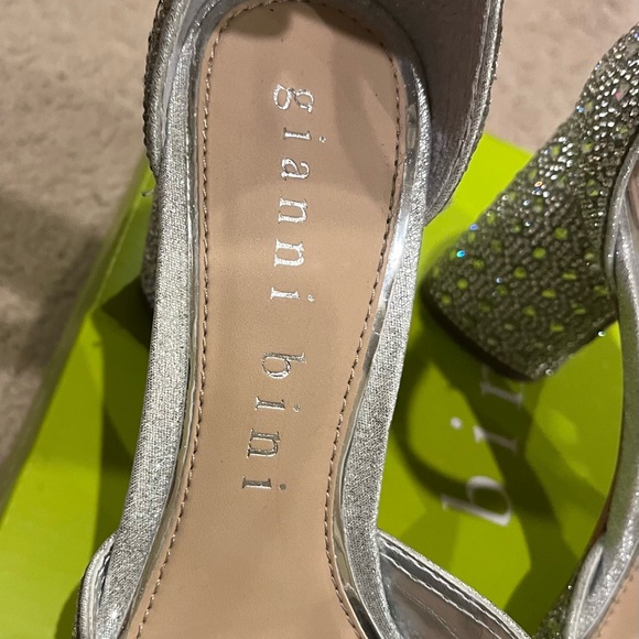 Gianni Bini size 6 silver formal shoes - Picture 3 of 15